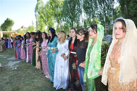 Yüksekova'da 02.03. Temmuz 2011 tarihlerinde evlenen bazı çiftleri sizler için sayfamıza taşıdık. Bizde Yüksekova Güncel Ailesi olarak tüm çiftlere mutluluklar dileriz