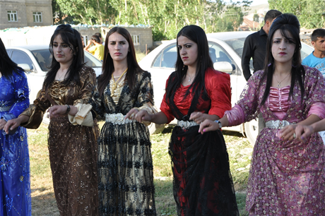 Yüksekova'da 02.03. Temmuz 2011 tarihlerinde evlenen bazı çiftleri sizler için sayfamıza taşıdık. Bizde Yüksekova Güncel Ailesi olarak tüm çiftlere mutluluklar dileriz