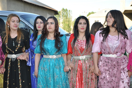 Yüksekova'da 02.03. Temmuz 2011 tarihlerinde evlenen bazı çiftleri sizler için sayfamıza taşıdık. Bizde Yüksekova Güncel Ailesi olarak tüm çiftlere mutluluklar dileriz