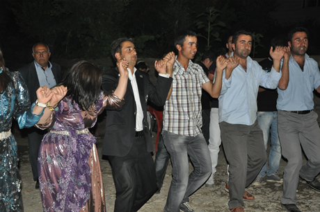 Yüksekova'da 02.03. Temmuz 2011 tarihlerinde evlenen bazı çiftleri sizler için sayfamıza taşıdık. Bizde Yüksekova Güncel Ailesi olarak tüm çiftlere mutluluklar dileriz