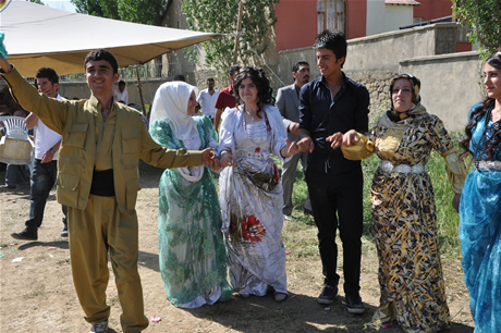Yüksekova'da 02.03. Temmuz 2011 tarihlerinde evlenen bazı çiftleri sizler için sayfamıza taşıdık. Bizde Yüksekova Güncel Ailesi olarak tüm çiftlere mutluluklar dileriz