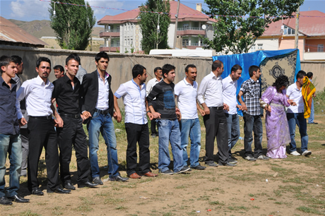 Yüksekova'da 02.03. Temmuz 2011 tarihlerinde evlenen bazı çiftleri sizler için sayfamıza taşıdık. Bizde Yüksekova Güncel Ailesi olarak tüm çiftlere mutluluklar dileriz