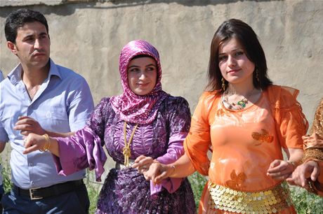 Yüksekova'da 02.03. Temmuz 2011 tarihlerinde evlenen bazı çiftleri sizler için sayfamıza taşıdık. Bizde Yüksekova Güncel Ailesi olarak tüm çiftlere mutluluklar dileriz