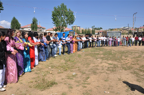 Yüksekova'da 02.03. Temmuz 2011 tarihlerinde evlenen bazı çiftleri sizler için sayfamıza taşıdık. Bizde Yüksekova Güncel Ailesi olarak tüm çiftlere mutluluklar dileriz