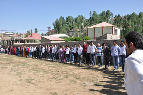 Yüksekova'da 02.03. Temmuz 2011 tarihlerinde evlenen bazı çiftleri sizler için sayfamıza taşıdık. Bizde Yüksekova Güncel Ailesi olarak tüm çiftlere mutluluklar dileriz