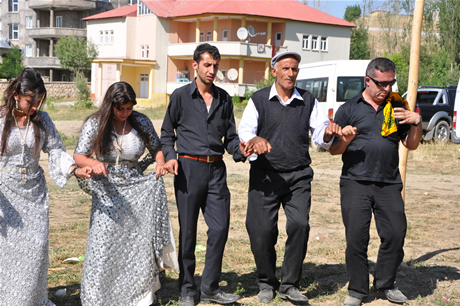 Yüksekova'da 02.03. Temmuz 2011 tarihlerinde evlenen bazı çiftleri sizler için sayfamıza taşıdık. Bizde Yüksekova Güncel Ailesi olarak tüm çiftlere mutluluklar dileriz