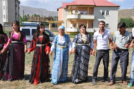 Yüksekova'da 02.03. Temmuz 2011 tarihlerinde evlenen bazı çiftleri sizler için sayfamıza taşıdık. Bizde Yüksekova Güncel Ailesi olarak tüm çiftlere mutluluklar dileriz