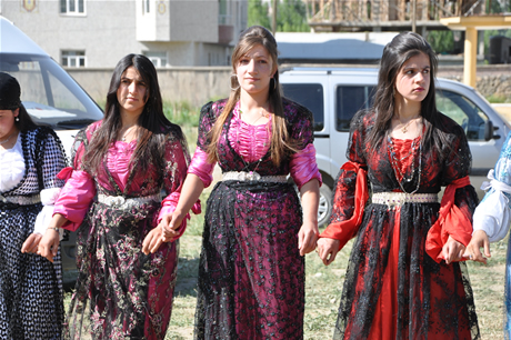 Yüksekova'da 02.03. Temmuz 2011 tarihlerinde evlenen bazı çiftleri sizler için sayfamıza taşıdık. Bizde Yüksekova Güncel Ailesi olarak tüm çiftlere mutluluklar dileriz