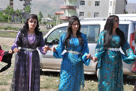 Yüksekova'da 02.03. Temmuz 2011 tarihlerinde evlenen bazı çiftleri sizler için sayfamıza taşıdık. Bizde Yüksekova Güncel Ailesi olarak tüm çiftlere mutluluklar dileriz