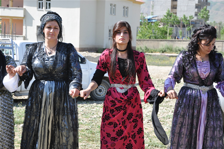 Yüksekova'da 02.03. Temmuz 2011 tarihlerinde evlenen bazı çiftleri sizler için sayfamıza taşıdık. Bizde Yüksekova Güncel Ailesi olarak tüm çiftlere mutluluklar dileriz