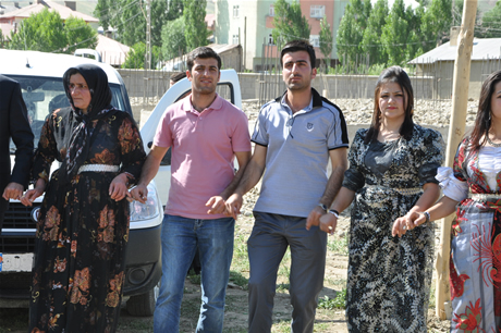 Yüksekova'da 02.03. Temmuz 2011 tarihlerinde evlenen bazı çiftleri sizler için sayfamıza taşıdık. Bizde Yüksekova Güncel Ailesi olarak tüm çiftlere mutluluklar dileriz