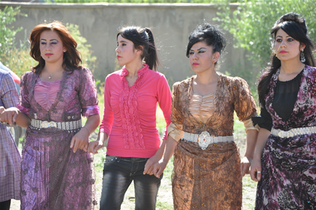 Yüksekova'da 02.03. Temmuz 2011 tarihlerinde evlenen bazı çiftleri sizler için sayfamıza taşıdık. Bizde Yüksekova Güncel Ailesi olarak tüm çiftlere mutluluklar dileriz