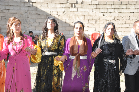 Yüksekova'da 02.03. Temmuz 2011 tarihlerinde evlenen bazı çiftleri sizler için sayfamıza taşıdık. Bizde Yüksekova Güncel Ailesi olarak tüm çiftlere mutluluklar dileriz