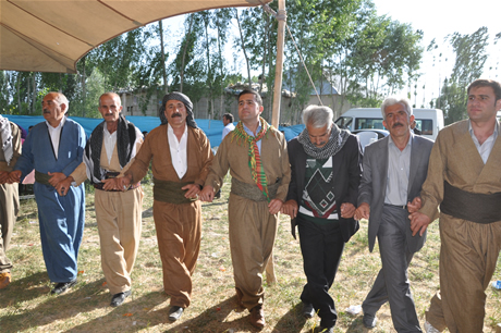 Yüksekova'da 02.03. Temmuz 2011 tarihlerinde evlenen bazı çiftleri sizler için sayfamıza taşıdık. Bizde Yüksekova Güncel Ailesi olarak tüm çiftlere mutluluklar dileriz