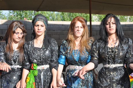 Yüksekova'da 02.03. Temmuz 2011 tarihlerinde evlenen bazı çiftleri sizler için sayfamıza taşıdık. Bizde Yüksekova Güncel Ailesi olarak tüm çiftlere mutluluklar dileriz