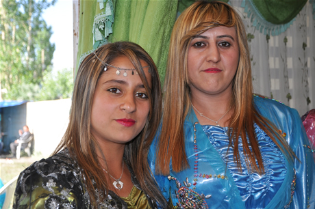 Yüksekova'da 02.03. Temmuz 2011 tarihlerinde evlenen bazı çiftleri sizler için sayfamıza taşıdık. Bizde Yüksekova Güncel Ailesi olarak tüm çiftlere mutluluklar dileriz