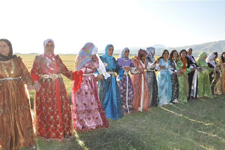 Yüksekova'da 02.03. Temmuz 2011 tarihlerinde evlenen bazı çiftleri sizler için sayfamıza taşıdık. Bizde Yüksekova Güncel Ailesi olarak tüm çiftlere mutluluklar dileriz