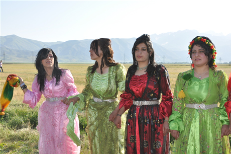 Yüksekova'da 02.03. Temmuz 2011 tarihlerinde evlenen bazı çiftleri sizler için sayfamıza taşıdık. Bizde Yüksekova Güncel Ailesi olarak tüm çiftlere mutluluklar dileriz