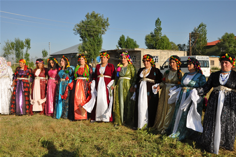 Yüksekova'da 02.03. Temmuz 2011 tarihlerinde evlenen bazı çiftleri sizler için sayfamıza taşıdık. Bizde Yüksekova Güncel Ailesi olarak tüm çiftlere mutluluklar dileriz