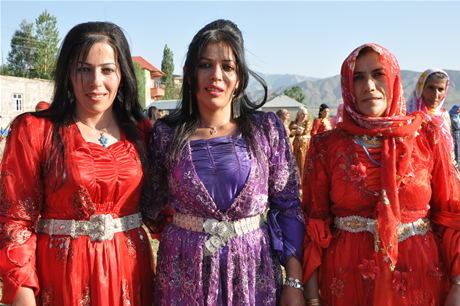 Yüksekova'da 02.03. Temmuz 2011 tarihlerinde evlenen bazı çiftleri sizler için sayfamıza taşıdık. Bizde Yüksekova Güncel Ailesi olarak tüm çiftlere mutluluklar dileriz