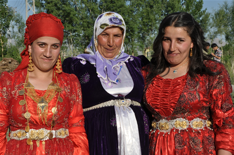 Yüksekova'da 02.03. Temmuz 2011 tarihlerinde evlenen bazı çiftleri sizler için sayfamıza taşıdık. Bizde Yüksekova Güncel Ailesi olarak tüm çiftlere mutluluklar dileriz