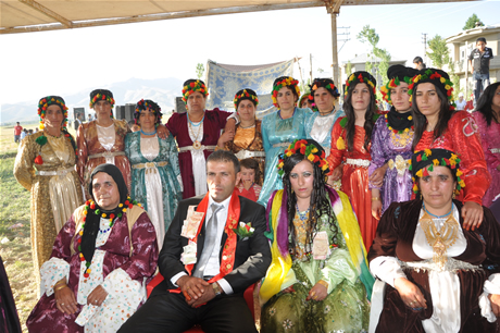 Yüksekova'da 02.03. Temmuz 2011 tarihlerinde evlenen bazı çiftleri sizler için sayfamıza taşıdık. Bizde Yüksekova Güncel Ailesi olarak tüm çiftlere mutluluklar dileriz