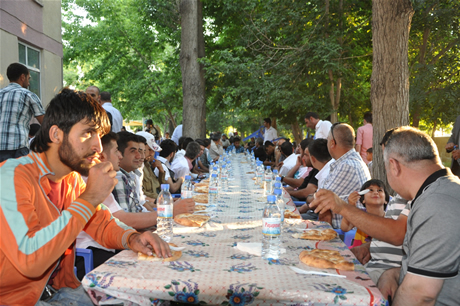 Yüksekova'da 02.03. Temmuz 2011 tarihlerinde evlenen bazı çiftleri sizler için sayfamıza taşıdık. Bizde Yüksekova Güncel Ailesi olarak tüm çiftlere mutluluklar dileriz