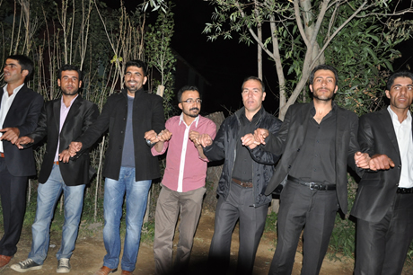 Yüksekova'da 02.03. Temmuz 2011 tarihlerinde evlenen bazı çiftleri sizler için sayfamıza taşıdık. Bizde Yüksekova Güncel Ailesi olarak tüm çiftlere mutluluklar dileriz