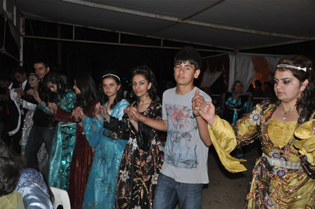 Yüksekova'da 02.03. Temmuz 2011 tarihlerinde evlenen bazı çiftleri sizler için sayfamıza taşıdık. Bizde Yüksekova Güncel Ailesi olarak tüm çiftlere mutluluklar dileriz