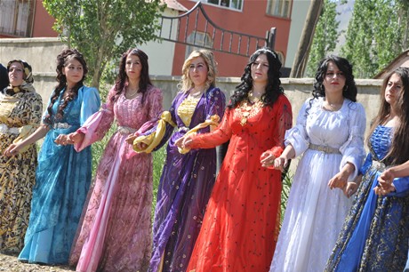 Yüksekova'da 02.03. Temmuz 2011 tarihlerinde evlenen bazı çiftleri sizler için sayfamıza taşıdık. Bizde Yüksekova Güncel Ailesi olarak tüm çiftlere mutluluklar dileriz