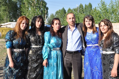 Yüksekova'da 02.03. Temmuz 2011 tarihlerinde evlenen bazı çiftleri sizler için sayfamıza taşıdık. Bizde Yüksekova Güncel Ailesi olarak tüm çiftlere mutluluklar dileriz