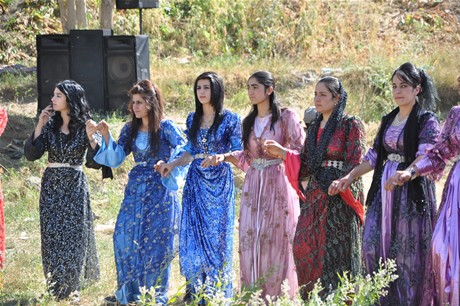 Yüksekova'da 02.03. Temmuz 2011 tarihlerinde evlenen bazı çiftleri sizler için sayfamıza taşıdık. Bizde Yüksekova Güncel Ailesi olarak tüm çiftlere mutluluklar dileriz