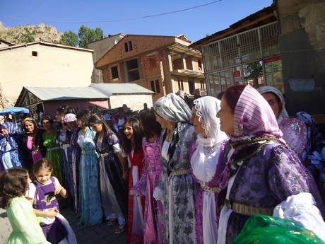 Yüksekova'da 09-10 Temmuz 2011 tarihlerinde evlenen bazı çiftleri sizler için sayfamıza taşıdık. Yüksekova Güncel Ailesi olarak tüm çiftlere mutluluklar dileriz
