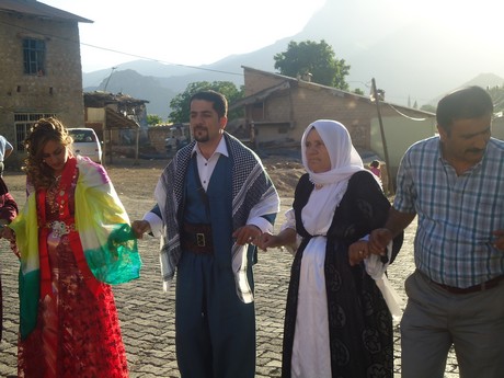 Yüksekova'da 09-10 Temmuz 2011 tarihlerinde evlenen bazı çiftleri sizler için sayfamıza taşıdık. Yüksekova Güncel Ailesi olarak tüm çiftlere mutluluklar dileriz