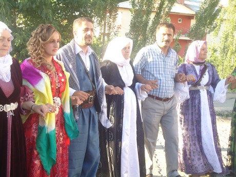 Yüksekova'da 09-10 Temmuz 2011 tarihlerinde evlenen bazı çiftleri sizler için sayfamıza taşıdık. Yüksekova Güncel Ailesi olarak tüm çiftlere mutluluklar dileriz