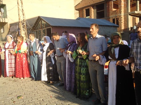 Yüksekova'da 09-10 Temmuz 2011 tarihlerinde evlenen bazı çiftleri sizler için sayfamıza taşıdık. Yüksekova Güncel Ailesi olarak tüm çiftlere mutluluklar dileriz