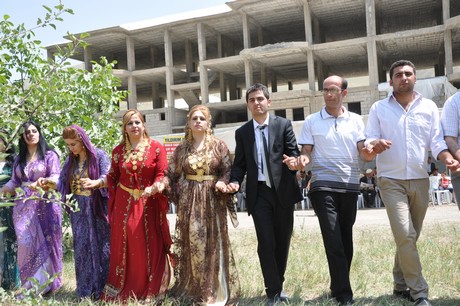 Yüksekova'da 09-10 Temmuz 2011 tarihlerinde evlenen bazı çiftleri sizler için sayfamıza taşıdık. Yüksekova Güncel Ailesi olarak tüm çiftlere mutluluklar dileriz