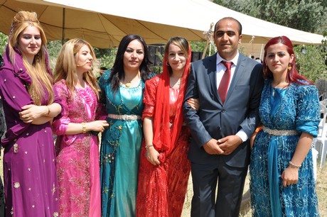 Yüksekova'da 09-10 Temmuz 2011 tarihlerinde evlenen bazı çiftleri sizler için sayfamıza taşıdık. Yüksekova Güncel Ailesi olarak tüm çiftlere mutluluklar dileriz