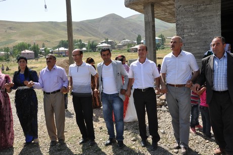 Yüksekova'da 09-10 Temmuz 2011 tarihlerinde evlenen bazı çiftleri sizler için sayfamıza taşıdık. Yüksekova Güncel Ailesi olarak tüm çiftlere mutluluklar dileriz