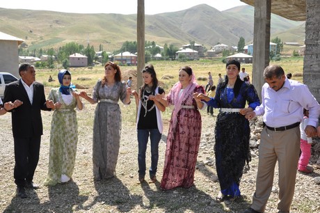 Yüksekova'da 09-10 Temmuz 2011 tarihlerinde evlenen bazı çiftleri sizler için sayfamıza taşıdık. Yüksekova Güncel Ailesi olarak tüm çiftlere mutluluklar dileriz
