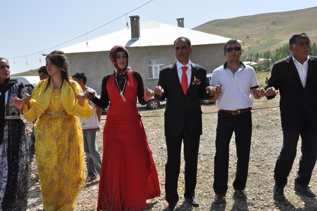 Yüksekova'da 09-10 Temmuz 2011 tarihlerinde evlenen bazı çiftleri sizler için sayfamıza taşıdık. Yüksekova Güncel Ailesi olarak tüm çiftlere mutluluklar dileriz