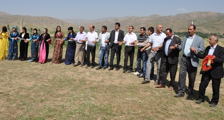 Yüksekova'da 09-10 Temmuz 2011 tarihlerinde evlenen bazı çiftleri sizler için sayfamıza taşıdık. Yüksekova Güncel Ailesi olarak tüm çiftlere mutluluklar dileriz