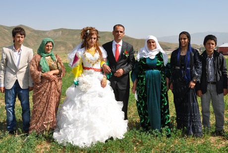 Yüksekova'da 09-10 Temmuz 2011 tarihlerinde evlenen bazı çiftleri sizler için sayfamıza taşıdık. Yüksekova Güncel Ailesi olarak tüm çiftlere mutluluklar dileriz