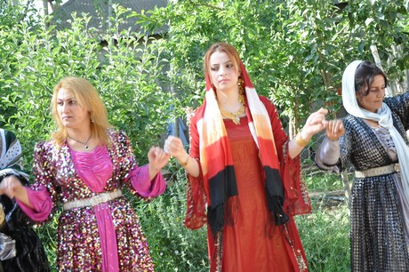 Yüksekova'da 09-10 Temmuz 2011 tarihlerinde evlenen bazı çiftleri sizler için sayfamıza taşıdık. Yüksekova Güncel Ailesi olarak tüm çiftlere mutluluklar dileriz