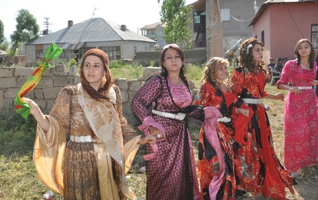 Yüksekova'da 09-10 Temmuz 2011 tarihlerinde evlenen bazı çiftleri sizler için sayfamıza taşıdık. Yüksekova Güncel Ailesi olarak tüm çiftlere mutluluklar dileriz