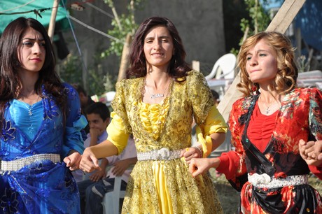 Yüksekova'da 09-10 Temmuz 2011 tarihlerinde evlenen bazı çiftleri sizler için sayfamıza taşıdık. Yüksekova Güncel Ailesi olarak tüm çiftlere mutluluklar dileriz