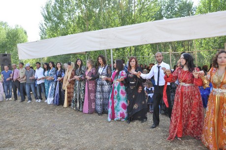 Yüksekova'da 09-10 Temmuz 2011 tarihlerinde evlenen bazı çiftleri sizler için sayfamıza taşıdık. Yüksekova Güncel Ailesi olarak tüm çiftlere mutluluklar dileriz