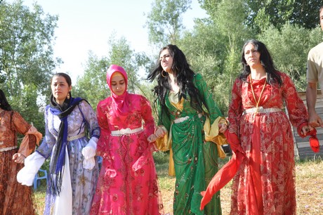 Yüksekova'da 09-10 Temmuz 2011 tarihlerinde evlenen bazı çiftleri sizler için sayfamıza taşıdık. Yüksekova Güncel Ailesi olarak tüm çiftlere mutluluklar dileriz