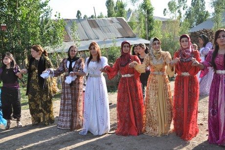 Yüksekova'da 09-10 Temmuz 2011 tarihlerinde evlenen bazı çiftleri sizler için sayfamıza taşıdık. Yüksekova Güncel Ailesi olarak tüm çiftlere mutluluklar dileriz