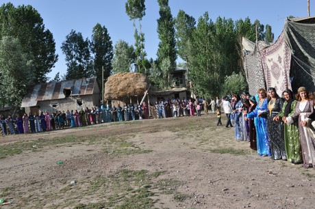 Yüksekova'da 09-10 Temmuz 2011 tarihlerinde evlenen bazı çiftleri sizler için sayfamıza taşıdık. Yüksekova Güncel Ailesi olarak tüm çiftlere mutluluklar dileriz